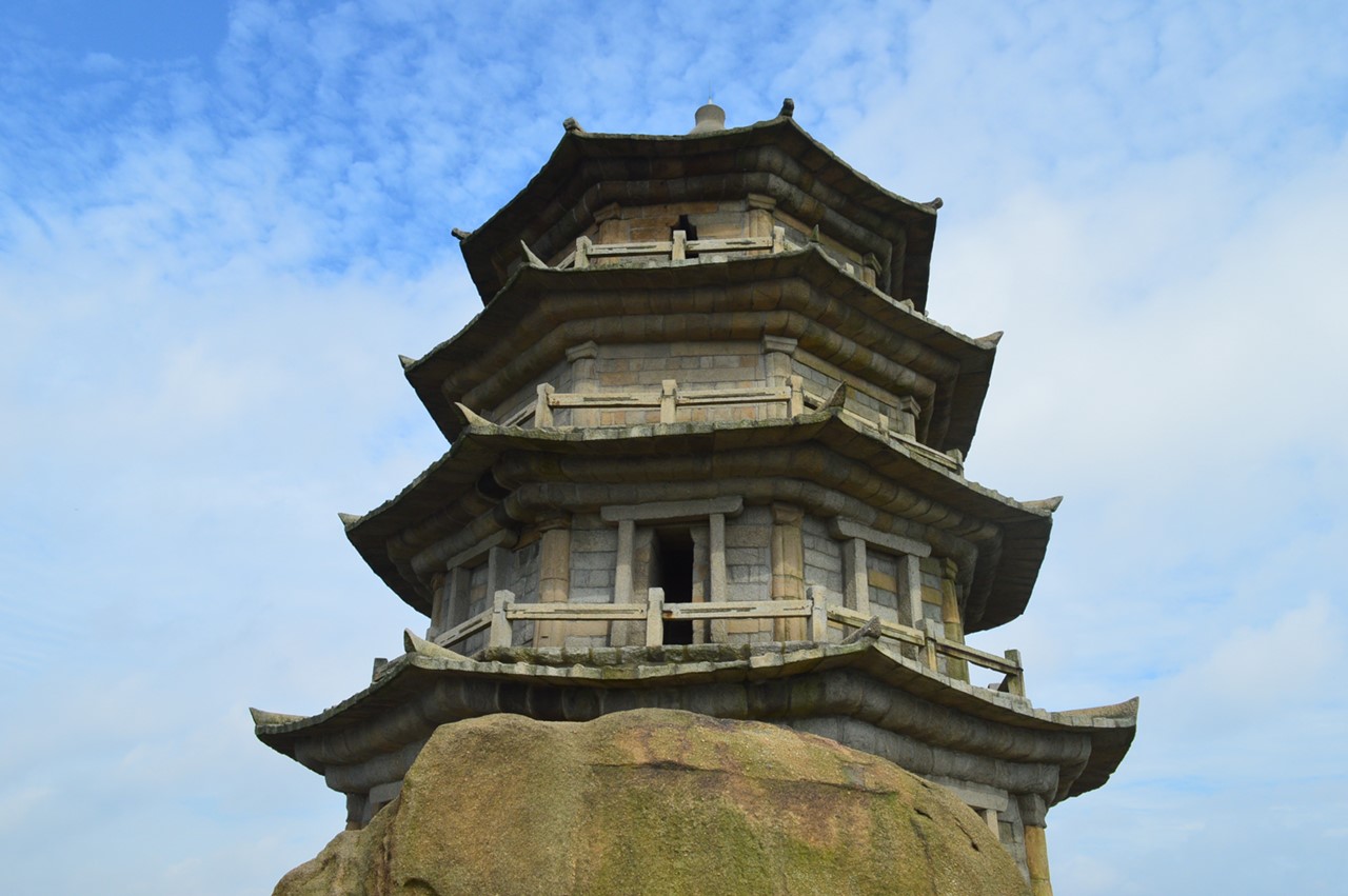 花岗岩石塔